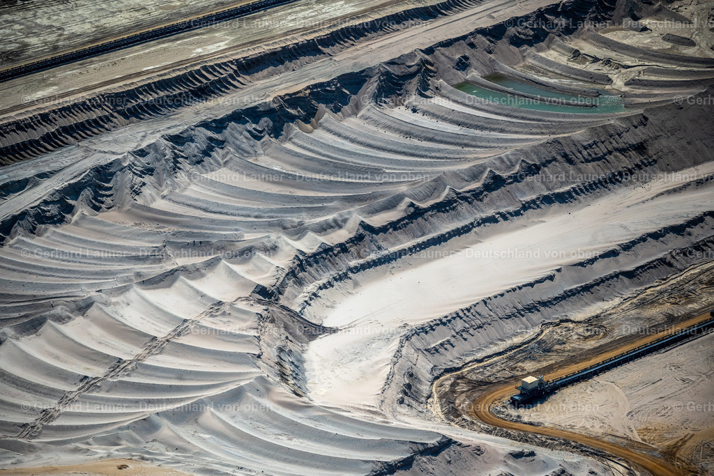 4048863 | Der Braunkohle Tagebau Hambach ist der größte von der RWE Power AG betriebene Tagebau im Rheinischen Braunkohlerevier und die größte Braunkohlegrube Europas. Er betrifft die Gemeinden Niederzier, Kreis Düren, und Elsdorf, Rhein-Erft-Kreis