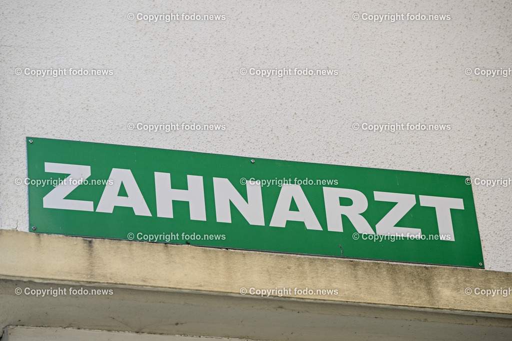 Neuhofen an der Krems_ 27.04.2023-34 | 27.04.2023, Neuhofen an der Krems, AUT, Marktplatz, Kirchenplatz, Gemeindeamt, im Bild geschlossene Zahnartzpraxis