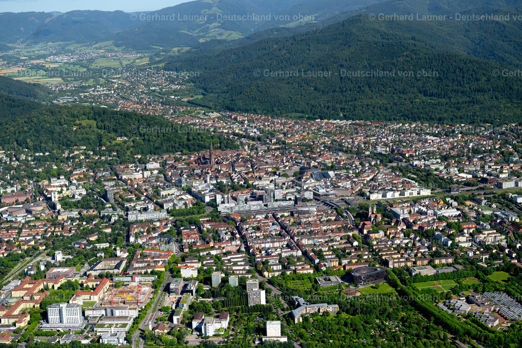 4034090 | ALTSTADT 30.06.2020 Stadtgebiet mit von Wald- und Forstflächen umsäumten Außenbezirken und Innenstadtbereich in Altstadt im Bundesland Baden-Württemberg, Deutschland // Urban area with outskirts and inner city area surrounded by woodland and forest areas in Altstadt in the state Baden-Wuerttemberg, Germany Foto: Gerhard Launer