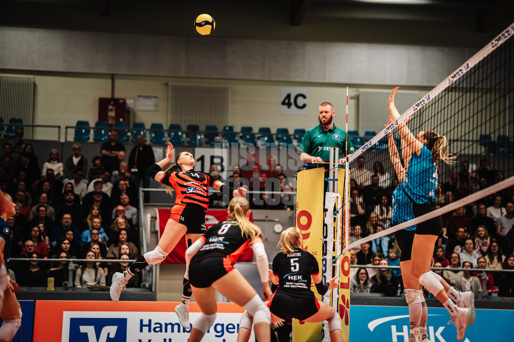 Volleyball | Frauen | Saison 2025/2026 | Volleyball Bundesliga | ETV Hamburger Volksbank Volleys vs. VC Wiesbaden | 14.03.2026 | Fiona Dittmann (#14, ETV Hamburger Volksbank Volleys) beim Angriff