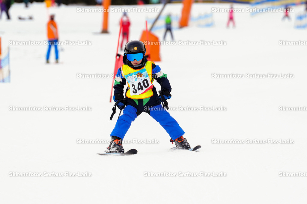 SRF_02.01.2026_0523 | Skirennfotos,Serfaus,Fiss,Ladis,Kinderskirennen,Winter,Tirol,Oberland,skirace,SFL,feelfree,weil wir's genießen,ski,Ski,skifahren,Sonnenplateau, - Realisiert mit Pictrs.com