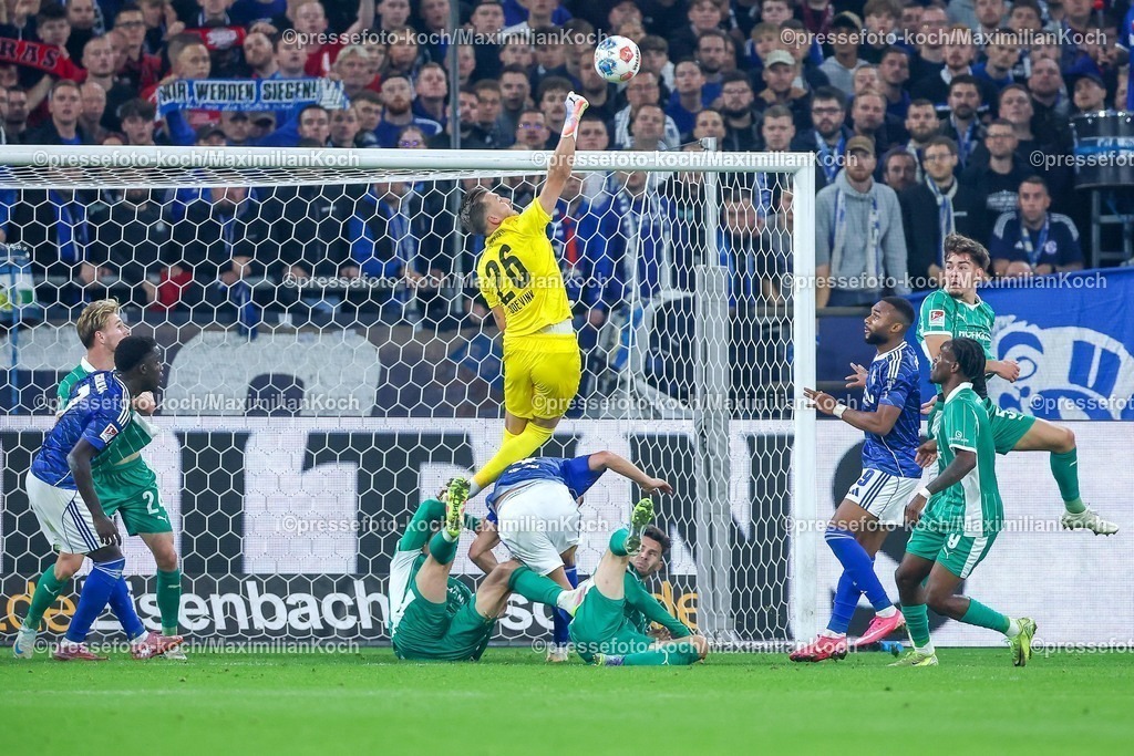 S0426092501177 | 25.09.2025, Fußball, FC Schalke 04 - SpVgg Greuther Fürth, 7.Spieltag, 2. Fußball Bundesliga, Veltins-Arena Gelsenkirchen, Saison 2025 2026: Torwart Pelle Boevink&nbsp;(Greuther Fürth #26) verteidigt das Tor und stürzt über Hasan Kurucay&nbsp;(Schalke04 #04) zu BodenDFB regulations prohibit any use of photographs as image sequences and or quasi-video.