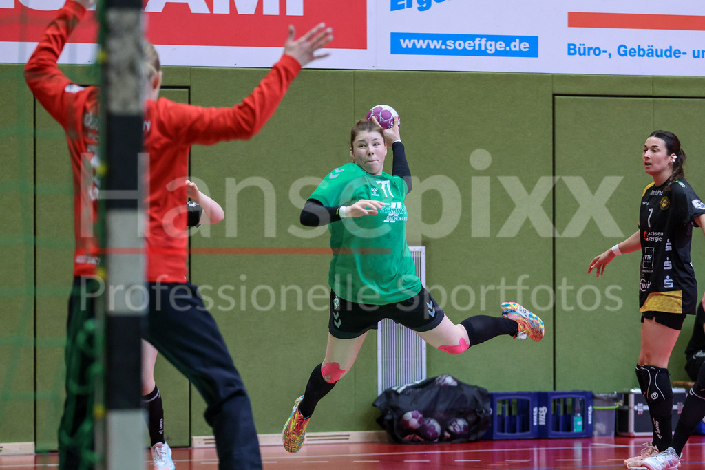 Handball, 2. Bundesliga Frauen, SV Werder Bremen - HC Rödertal | v.li.: Elaine Rode (SV Werder Bremen, 77) beim Wurf, am Ball, Spielszene, Aktion, Action
