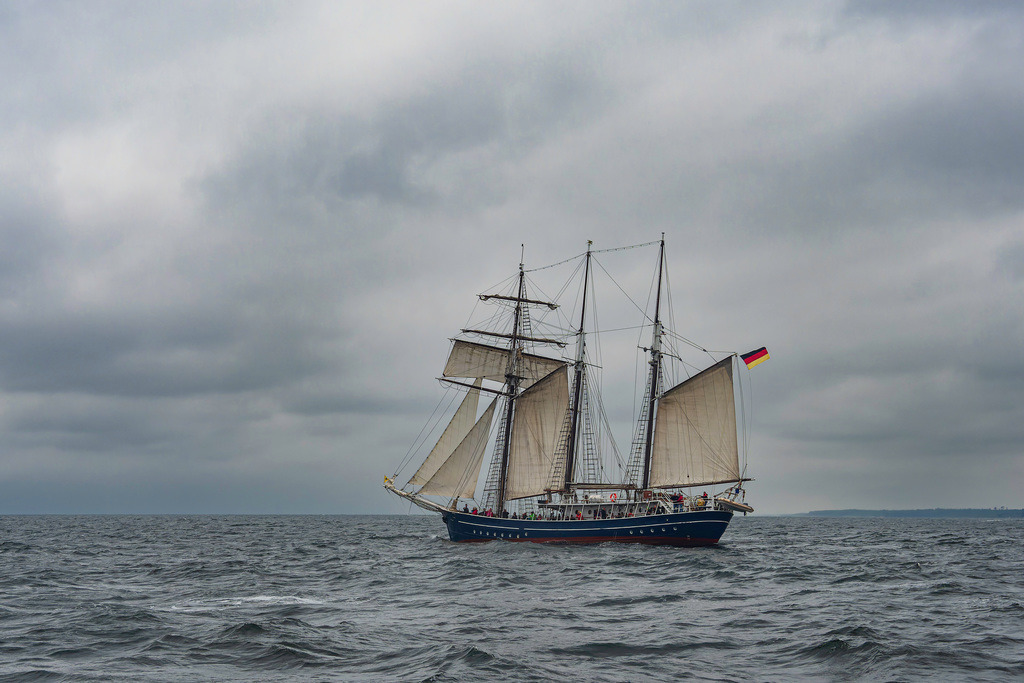 Segelschiff auf der Ostsee vor Warnemünde | Segelschiff auf der Ostsee vor Warnemünde.