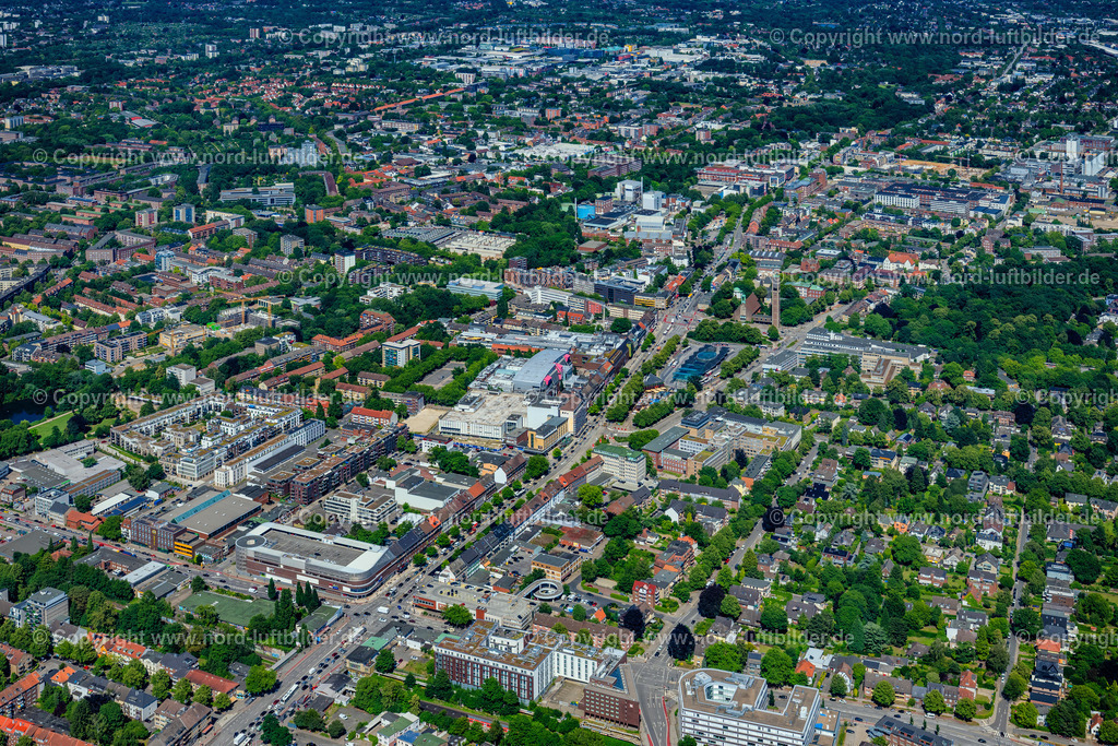 Hamburg_Wandsbek_Quarree_ELS_7603010725 | HAMBURG 01.07.2025 Stadtzentrum im Innenstadtbereich mit der "Christuskirche" und dem "ZOB Wandsbek" an der Wandsbeker Marktstraße - Schloßstraße im Ortsteil Wandsbek in Hamburg, Deutschland. Weiterführende Informationen bei: Ev.-Luth. Christus-Kirchengemeinde Wandsbek. // The city center in the downtown area with the "Christuskirche" and the "ZOB Wandsbek" on Wandsbeker Marktstrasse - Schlossstrasse in the district Wandsbek in Hamburg, Germany. Further information at: Ev.-Luth. Christus-Kirchengemeinde Wandsbek. Foto: Martin Elsen