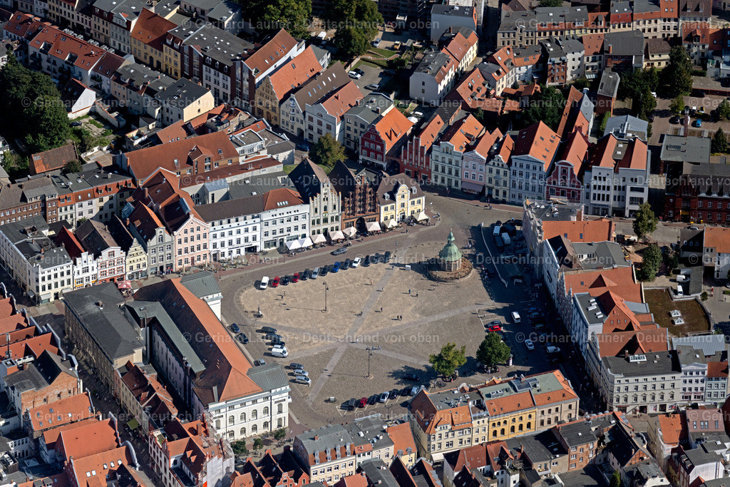 4062196 | WISMAR 08.09.2021 Gebäude des Rathauses der Stadtverwaltung am Marktplatz der Innenstadt in Wismar im Bundesland Mecklenburg-Vorpommern, Deutschland. // Town Hall building of the City Council at the market downtown in Wismar in the state Mecklenburg - Western Pomerania, Germany. Foto: Gerhard Launer