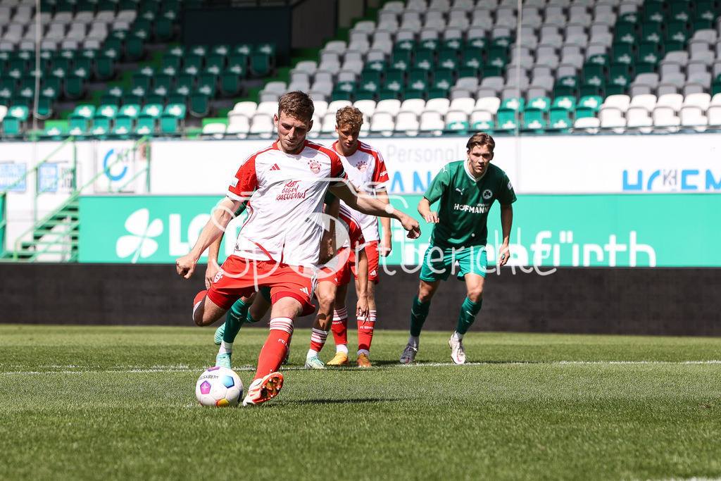 SpVgg Greuther Fürth II - FC Bayern Amateure | Tritt zum Elfmeter an - Timo KERN (FCB #10) und verwandelt diesen zum 1-1 Ausgleich