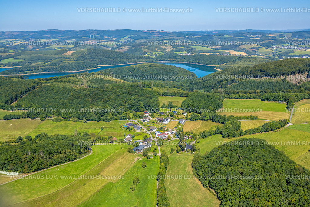 Olpe250809710Buerberg | Luftbild, Wohngebiet Ortsansicht Ortsteil Bürberg, waldige Hügellandschaft und Blick zum Biggesee, Bürberg, Attendorn, Sauerland, Nordrhein-Westfalen, Deutschland