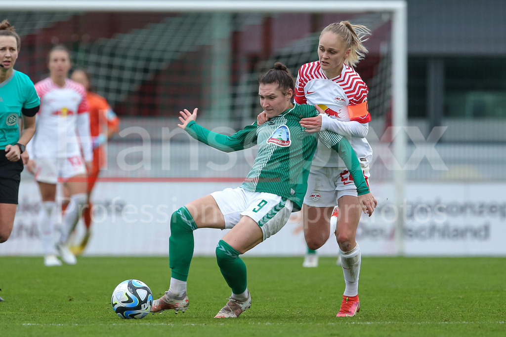 Fussball, Google Pixel Frauen-Bundesliga, RB Leipzig - SV Werder Bremen | v.li.: Sophie Weidauer (SV Werder Bremen, 9) und Victoria Krug (RB Leipzig, 20) im Zweikampf, Duell, Dynamik, Aktion, Action, Spielszene, DIE DFB-RICHTLINIEN UNTERSAGEN JEGLICHE NUTZUNG VON FOTOS ALS SEQUENZBILDER UND/ODER VIDEOÄHNLICHE FOTOSTRECKEN. DFB REGULATIONS PROHIBIT ANY USE OF PHOTOGRAPHS AS IMAGE SEQUENCES AND/OR QUASI-VIDEO.