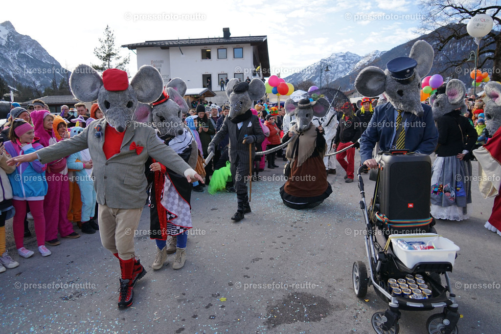 news-2023-Feb11-Fasching-Weissenbach-DSC01941 | Info aus dem Bezirk Reutte/Ausserfern Tirol sowie eine umfangreiche Bilddatenbank über die gesamte Region: Lechtal, Talkessel Reutte, Tannheimertal, Zwischentoren. Lech, Plansee, Zugspitze, Grenztunnel, B179, Fernpassstraße, Verkehr, Lawinen, Tradition, - Realisiert mit Pictrs.com