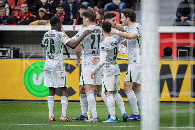 German Bundesliga, Bayer 04 Leverkusen vs. VfL Wolfsburg, 04.04.2026 | LEVERKUSEN, GERMANY - APRIL 4, 2026 :  Jonas Wind (VfL Wolfsburg, 23) celebrates scoring his team's first goal with teammates during the German Bundesliga match on gameday 28 between Bayer 04 Leverkusen vs. VfL Wolfsburg at BayArena on April 4, 2026 in Leverkusen, Germany. DFL REGULATIONS PROHIBIT ANY USE OF PHOTOGRAPHS AS IMAGE SEQUENCES AND/OR QUASI-VIDEO.