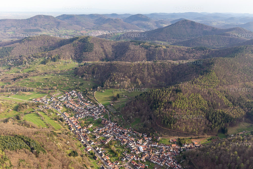 Luftbild:  in Eußerthal im Bundesland Rheinland-Pfalz in Deutschland. – Foto: IMG_131130.jpg vom 12.04.2022 durch Werner Riehm/FLY-FOTO.de – Auflösung des Originals: 5472 x 3648 px – WWW.EUSSERTHAL.DE