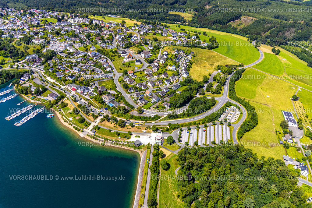 Sundern240708511 | Luftbild, Ortsansicht Langscheid, geschwungene Straße Zum Staudamm Landesstraße L687, Gastronomie Schirmbar Sorpesee und Ruhebereich mit Seebühne am Sorpedamm, Langscheid, Sundern, Sauerland, Nordrhein-Westfalen, Deutschland