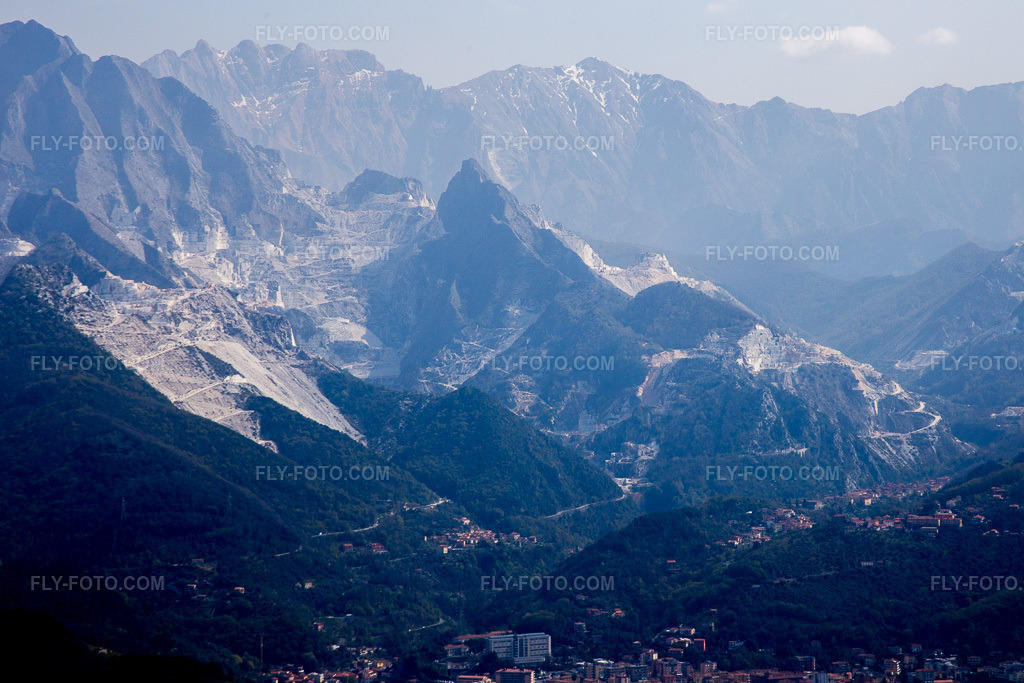 Aerial view: View of the town in Carrara in the state Massa-Carrara, Italy.Photo: IMG_087165.jpg taken on 04/04/2016 by Werner Riehm/FLY-FOTO.comResolution of the original: 4936 x 3291 px