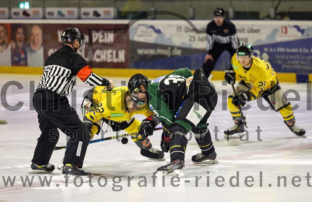 2023-02-10_018_TSV_Erding_gegen_ERSC_Amberg | Erding, Deutschland, 10.02.2023:
Eishockey, Bayernliga Meisterrunde Gruppe B 2022 / 2023, 3. Spieltag, TSV Erding gegen ERSC Amberg, Endergebnis: 6:3

Brett Mennear (ERSC Amberg, #22), Thomas Plihal (Erding Gladiators, #39)

Foto: Christian Riedel / fotografie-riedel.net