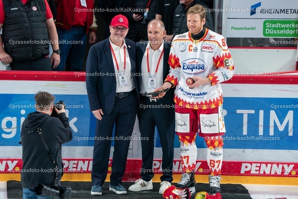 xKKU28092501022 | 28.09.2025, xKKUx, Eishockey, DEL2, Düsseldorfer EG - ESV Kaufbeuren, PSD-Bank Dome in Düsseldorf: Ehrung Bernhard Ebner (Kaufbeuren #67) 