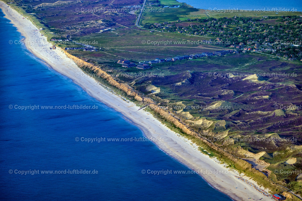 Sylt_Kampen_Strand_Rotes_Kliff_Kurstrandstrasse_Ferienwohnung_Kliffsand_Syltluxus_ELS_7027130825 | KAMPEN (SYLT) 13.08.2025 Küsten- Landschaft an der Steilküste Rotes Kliff mit dem Hotel Rungholt in Kampen (Sylt) im Bundesland Schleswig-Holstein, Deutschland. // Coastal landscape on the steep coast of Rotes Kliff with the Hotel Rungholt in Kampen (Sylt) in the state Schleswig-Holstein, Germany. Foto: Martin Elsen