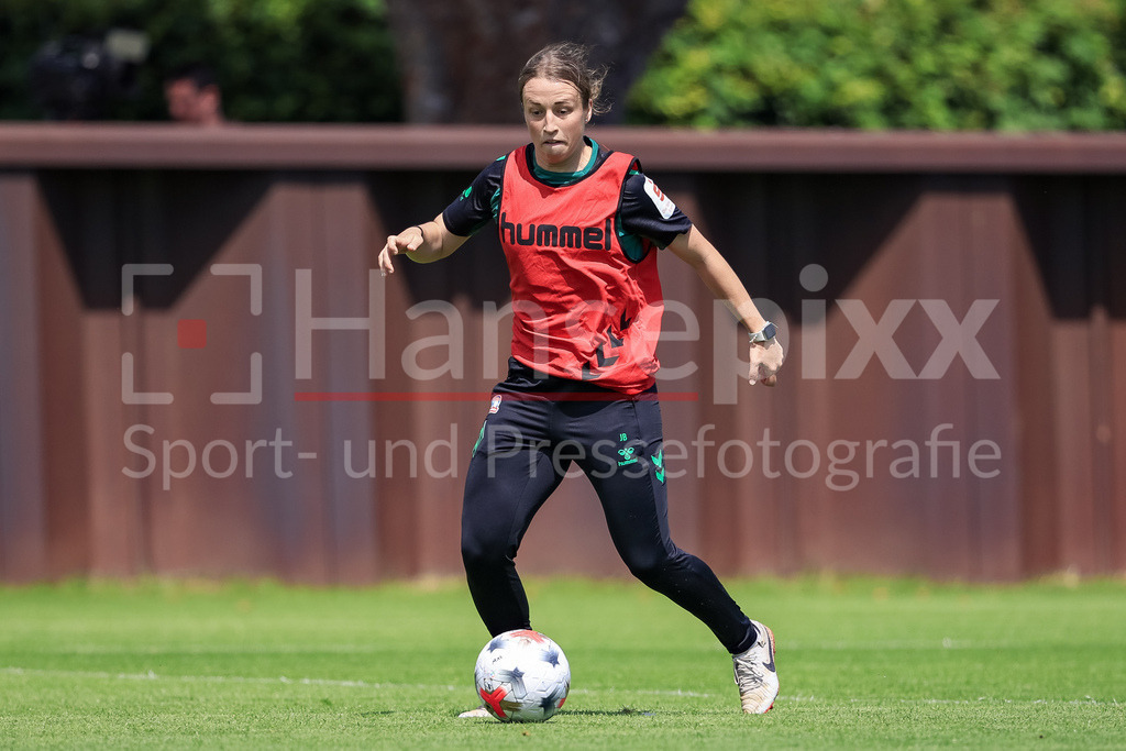 Fussball, Google Pixel Frauen-Bundesliga, Trainingsauftakt SV Werder Bremen | Michaela Specht (Co-Trainerin, SV Werder Bremen) am Ball, Freisteller, Einzelbild, Ganzkörper, Aktion, Action, Spielszene