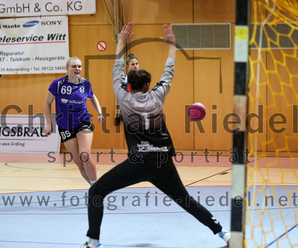 2022-11-19_062_SpVgg_Altenerding_gegen_HC_Donau-Paar | Erding, Deutschland, 19.11.2022:
Handball, Bezirksoberliga Frauen Altbayern 2022 / 2023, 5. Spieltag, SpVgg Altenerding gegen HC Donau/Paar, Endergebnis: 22:33

Selina Becker (SpVgg Altenerding, #69), Katharina Reisch (HC Donau/Paar, #1)

Foto: Christian Riedel / fotografie-riedel.net