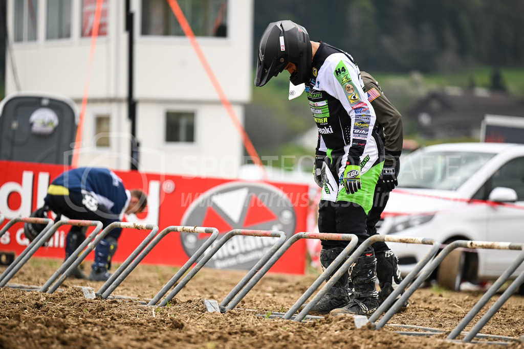 Motocross Schlatt bei Winterthur - 30. April 2023 | Startvorbereitungen in der Kategorie ProRace Serie am Motocross Schlatt bei Winterthur, 30. April 2023. 
Instagram: @mx_schlatt | @mc_wila | @sam_schweiz
Bild: Sportfotografie Markus Aeschimann | www.markus-aeschimann.ch - Realisiert mit Pictrs.com