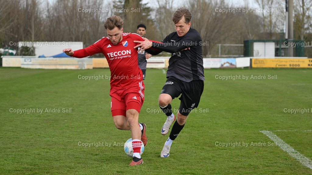 Eckernförder SV (schwarz) vs SpVg Eidertal Molfsee (r ot)  | Leon Apitz (ESV #7) vs Luca Aouci (Molfsee #19) / Fußball-Landesliga Schleswig Männer 2025/2026 / Eckernförder SV (schwarz) vs SpVg Eidertal Molfsee (Rot)  / A-Platz / Eckernförde / 12.04.26 - Realisiert mit Pictrs.com