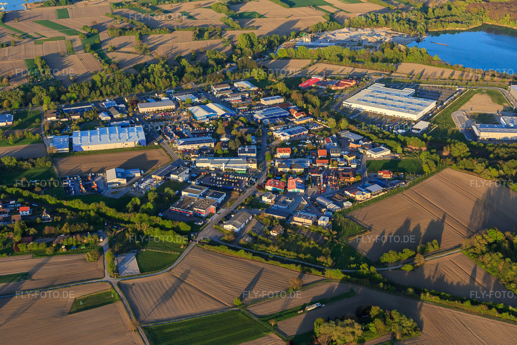 Luftbild: Industriegebiet Industriestraße aus Westen mit OFTEC Oberflächentechnik GmbH & Co. KG und Faurecia Innenraum Systeme GmbH in Hagenbach im Bundesland Rheinland-Pfalz in Deutschland. Foto: IMG_099241.jpg vom 23.04.2017 durch Werner Riehm/FLY-FOTO.deWWW.OFTEC.DE