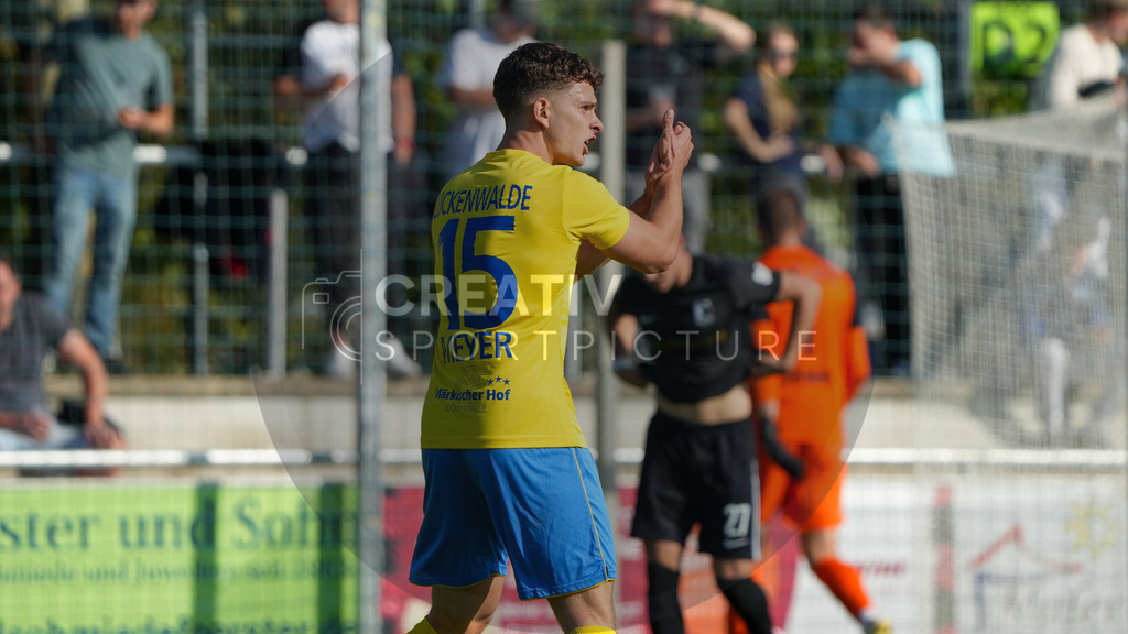 Fußball, Herren, Saison 2025/2026, Regionalliga Nordost, 10. Spieltag, FSV 63 Luckenwalde vs. BSG Chemie Leipzig, Samstag 27.09.2025, Werner-Seelenbinder-Stadion Luckenwalde, | Fußball, Herren, Saison 2025/2026, Regionalliga Nordost, 10. Spieltag, FSV 63 Luckenwalde vs. BSG Chemie Leipzig, Samstag 27.09.2025, Werner-Seelenbinder-Stadion Luckenwalde, Im Bild: Tim Meyer (Luckenwalde) aplaudiert seinen Mitspielern. - Realisiert mit Pictrs.com