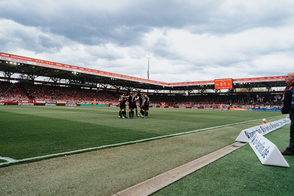 HEV07637 | Der offizielle Shop für FC St. Pauli Fotos. Wähle aus Spielszenen & Fanmomenten dein FCSP Wunschformat. Wir liefern Millerntor-Atmosphäre.