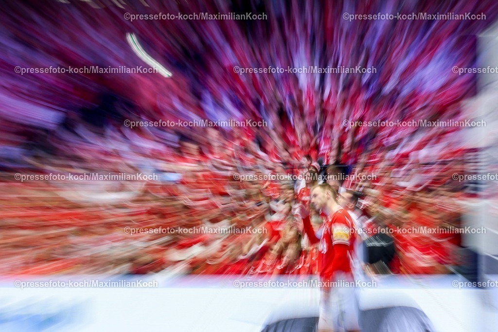 EHF20012602037 | 20.01.2026, Handball, Men's EHF EURO 2026, Dänemark - Portugal, Jyske Bank Boxen in Herning, Dänemark, Preliminary Round: Dynamic Feature of spectators on the grandstand behind  Mathias Gidsel (Denmark #19) 