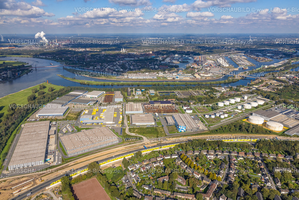 Duisburg241004316 | Luftbild, Duisburger Hafen, Autobahn A40 mit Baustelle und Gewerbegebiet Am Blumenkampshof, Fernsicht und blauer Himmel mit Wolken, Ruhrort, Duisburg, Ruhrgebiet, Nordrhein-Westfalen, Deutschland