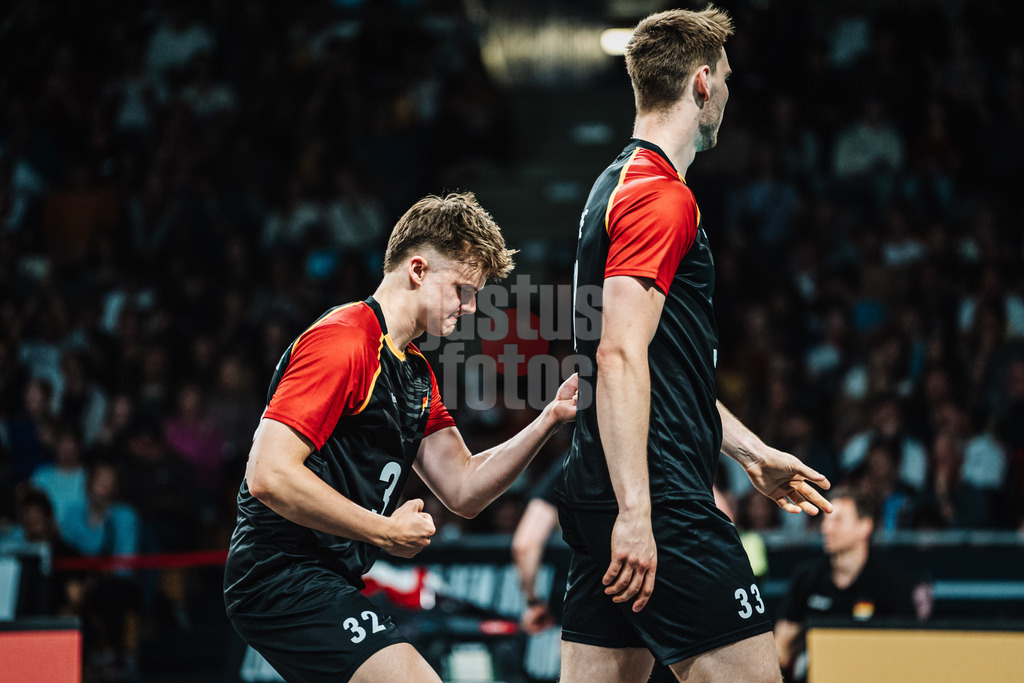 Volleyball | Männer | Testspiel | Deutschland vs. Italien | 26.05.2025 | v.l. Theo Mohwinkel (#32, Deutschland) und Simon Torwie (#33, Deutschland)