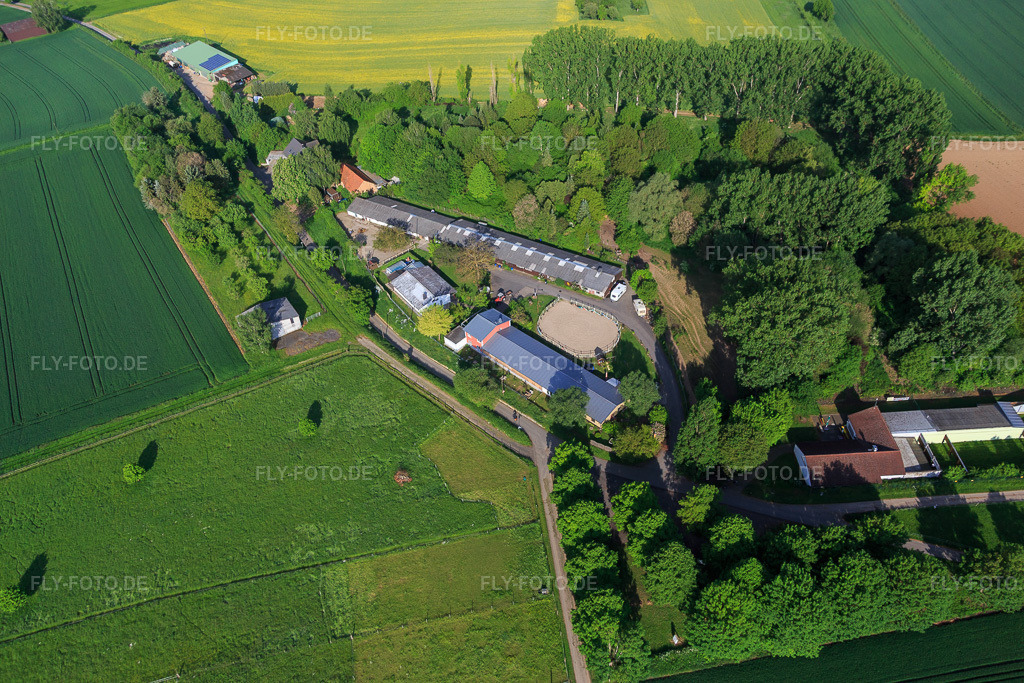Luftbild: Harbacher Hof im Ortsteil Mittelbuchen in Hanau im Bundesland Hessen in Deutschland. Foto: IMG_088813.jpg vom 20.05.2016 durch Werner Riehm/FLY-FOTO.de