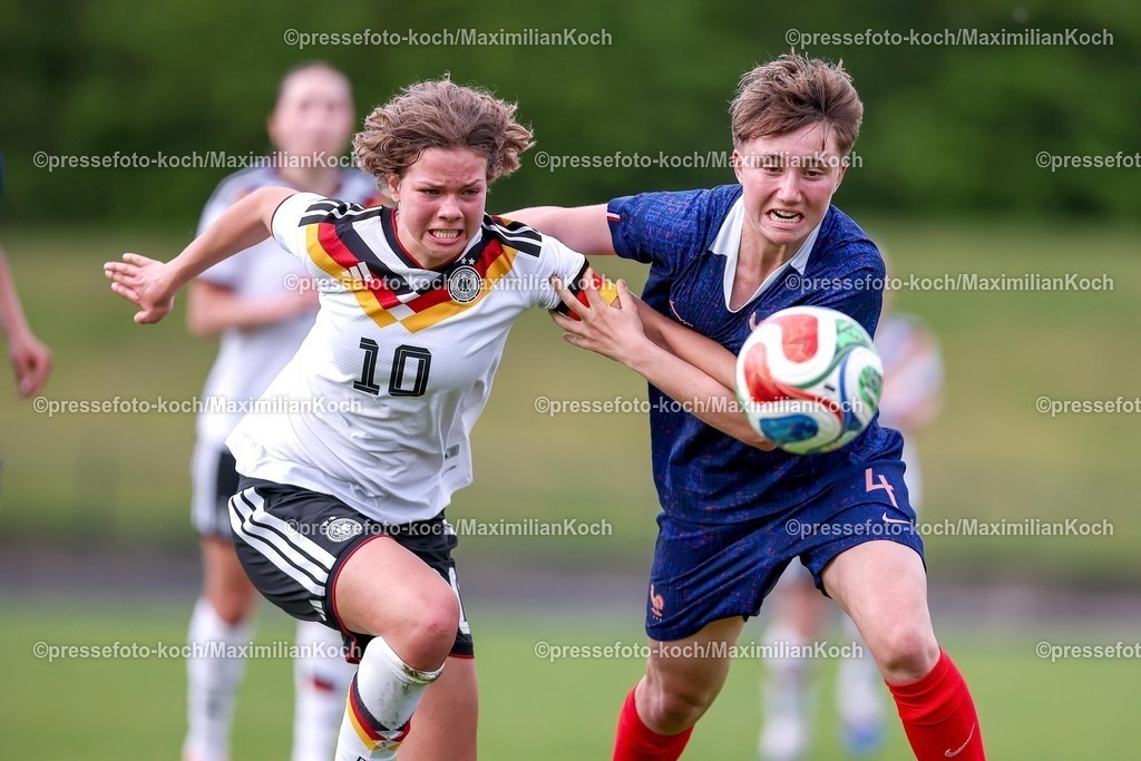 DFB16042601030 | 16.04.2026, Essen, Fußball, UEFA Womens UNDER 19 Championship qualification, Germany - France, Stadion Uhlenkrug, Saison 2025 / 2026: Rosa Rückert (Deutschland U19 #10) im Zweikampf gegen  Juliane Denizot (Frankreich U19 #04) DFB regulations prohibit any use of photographs as image sequences and or quasi-video.