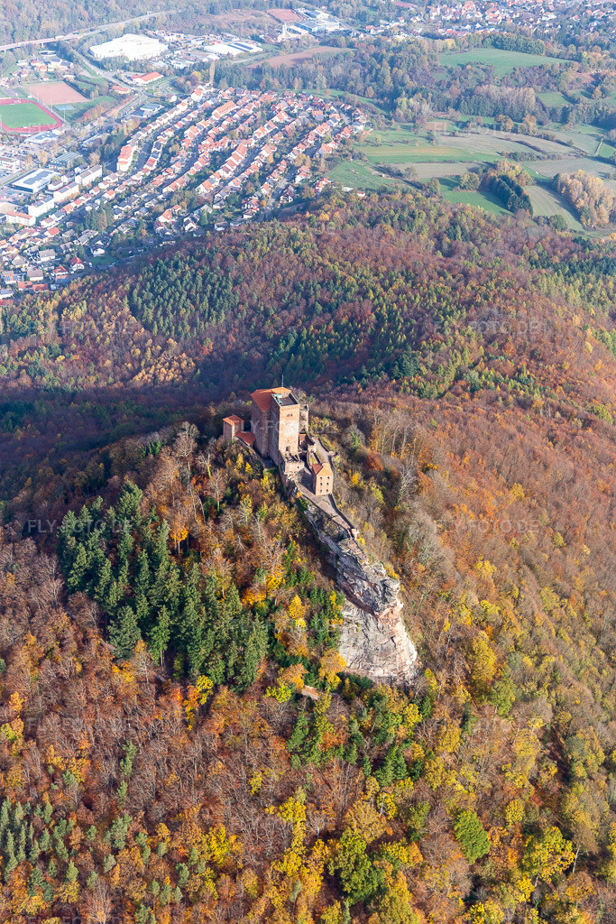 Luftbild: Herbstluftbild der Burganlage der Burg Trifels in Annweiler am Trifels im Bundesland Rheinland-Pfalz in Deutschland. Foto: IMG_123716.jpg vom 07.11.2020 durch Werner Riehm/FLY-FOTO.de