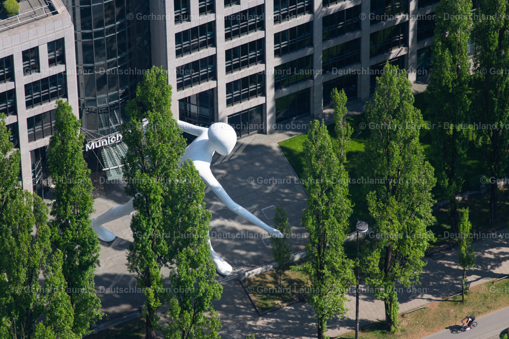 4024899 | Münchner Rück-Stiftung, Walking Man an der Leopold-Strasse, München