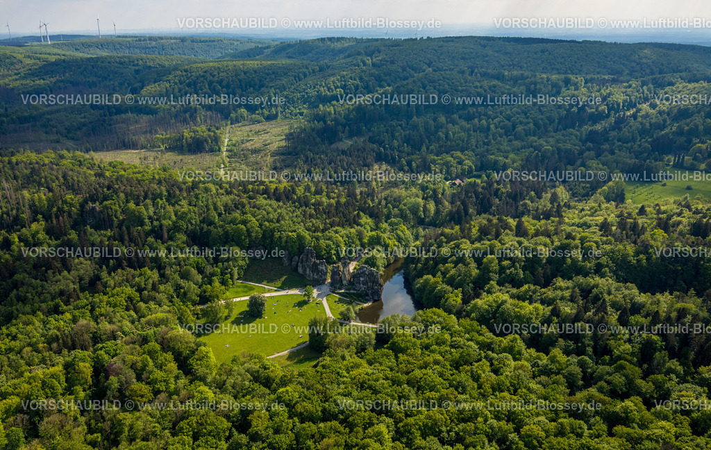 Horn-BadMeinberg240505985Externsteine | Luftbild, Externsteine, historische Sehenswürdigkeit im NSG Naturschutzgebiet, markante Felsformation mit Besucher Plattform, Oberer See mit Fluss Wiembecke und  Liegewiese mit Besuchern, Hügellandschaft und umgeben vom Waldgebiet Teutoburger Wald, Holzhausen-Externsteine, Horn-Bad Meinberg, Ostwestfalen, Nordrhein-Westfalen, Deutschland