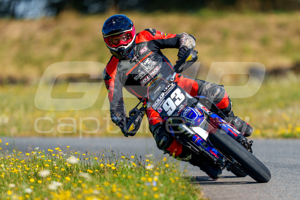 SuperMoto_Staatsmeisterschaft_Fuglau-natural-160 | GRIPcapture steht für authentische Sportfotografie in Österreich – für Momente, die mehr sind als Geschwindigkeit oder Ergebnis. Es geht um Emotion, Spannung, Fokus und den Augenblick, der oft nur einen Wimpernschlag dauert.Ob Motorsport, Teamsport oder 