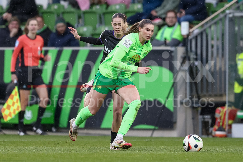 Fussball, Google Pixel Frauen-Bundesliga, VfL Wolfsburg - SGS Essen | v.li.: Kassandra Potsi (SGS Essen, 28) und Jule Brand (VfL Wolfsburg, 29) im Zweikampf, Duell, Dynamik, Aktion, Action, Spielszene, DIE DFB-RICHTLINIEN UNTERSAGEN JEGLICHE NUTZUNG VON FOTOS ALS SEQUENZBILDER UND/ODER VIDEOÄHNLICHE FOTOSTRECKEN. DFB REGULATIONS PROHIBIT ANY USE OF PHOTOGRAPHS AS IMAGE SEQUENCES AND/OR QUASI-VIDEO.