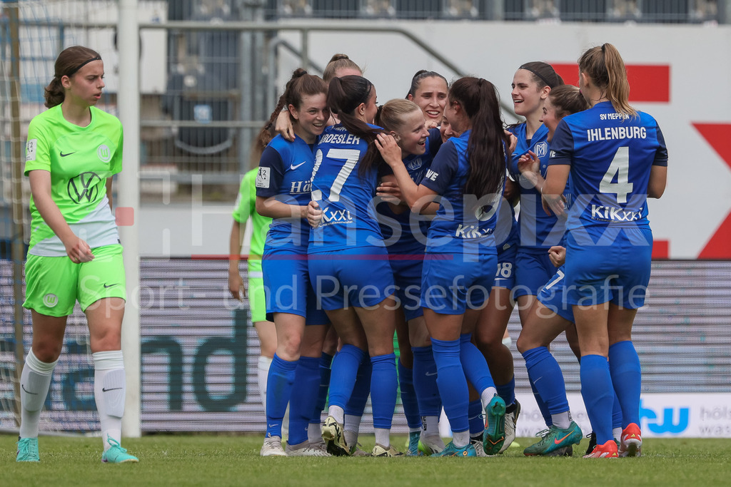 Fussball, 2. Frauen-Bundesliga, SV Meppen - VfL Wolfsburg II | v.li.: Spielerinnen vom SV Meppen mit Torjubel, Jubel, jubeln, jubelt, optimistisch, Spielszene, Highlight, Freude über das Tor zum 1:0, DIE DFB-RICHTLINIEN UNTERSAGEN JEGLICHE NUTZUNG VON FOTOS ALS SEQUENZBILDER UND/ODER VIDEOÄHNLICHE FOTOSTRECKEN. DFB REGULATIONS PROHIBIT ANY USE OF PHOTOGRAPHS AS IMAGE SEQUENCES AND/OR QUASI-VIDEO.