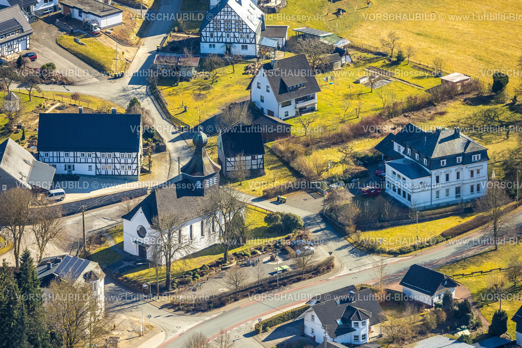 Kirchhundem250308567Flape | Luftbild, KIrche und Kapelle St. Johannes Baptist im Ortszentrum, Flape, Kirchhundem, Sauerland, Nordrhein-Westfalen, Deutschland