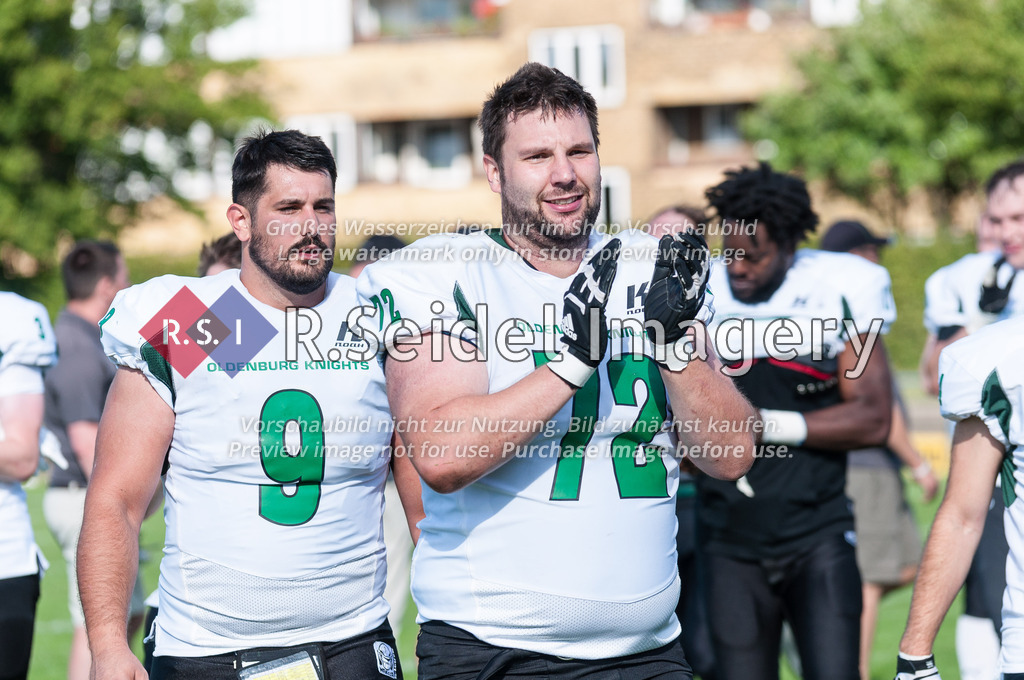 American Football, Saison 2022, Regionalliga Nord, Hamburg Blue Devils - Oldenburg Knights, Dr.-Hermann-Schnell-Sportplatz (Hamburg), 06.08.2022, 07. Gameweek | Tafilj Colakovic (#9, Oldenburg, DE), Sascha Liedhegener (#72, Oldenburg, OL)