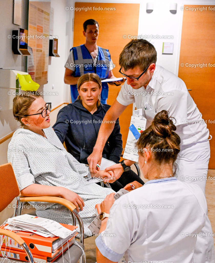 Krankenhaus der Barmherzigen Brueder_ Katastrophenuebung_ 12.06.2024-9 | 12.06.2024, Linz, AUT, Krankenhaus der Barmherzigen Brueder, Katastrophenuebung, im Bild Einsatzkraefte, Rettung der Patienten und Besucher, Feuerwehr, Aerzte, Personal