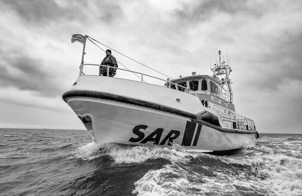 Seenotretter der DGzRS Nordstrand © Holger Rüdel | Der Online-Shop von Holger Rüdel. Ausgewählte Fotografien als FineArt-Prints bestellen: Bildreportagen, Landschaften, Wildlife, History, Infrarot-Motive in Schwarzweiß und Verschiedenes.  - Realisiert mit Pictrs.com