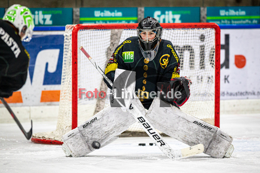 TSV Peißenberg MINERS gegen TEV Miesbach | Eishockey Bayernliga Herren Vorrunde 2024/25, TSV Peißenberg MINERS gegen TEV Miesbach, 20241201,Michael DIETRICH (MINERS 32) beim Aufwärmen,2024-12-01 in Peißenberg (Eisstadion Peißenberg)Michael DIETRICH (MINERS 32)Copyright: WolfgangxLindner