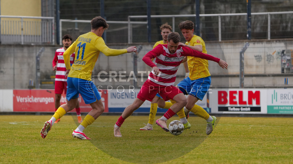 Fußball, Herren, Saison 2025/2026, Regionalliga Nordost, 26. Spieltag, FSV 63 Luckenwalde vs. Greifswalder FC, Samstag 14.03.2026, Werner-Seelenbinder-Stadion Luckenwalde, | Fußball, Herren, Saison 2025/2026, Regionalliga Nordost, 26. Spieltag, FSV 63 Luckenwalde vs. Greifswalder FC, Samstag 14.03.2026, Werner-Seelenbinder-Stadion Luckenwalde, Im Bild: v.l. Mike Bachmann (Luckenwalde), Lukas Lämmel (Greifswald) und Phillip König (r. Luckenwalde) - Realisiert mit Pictrs.com