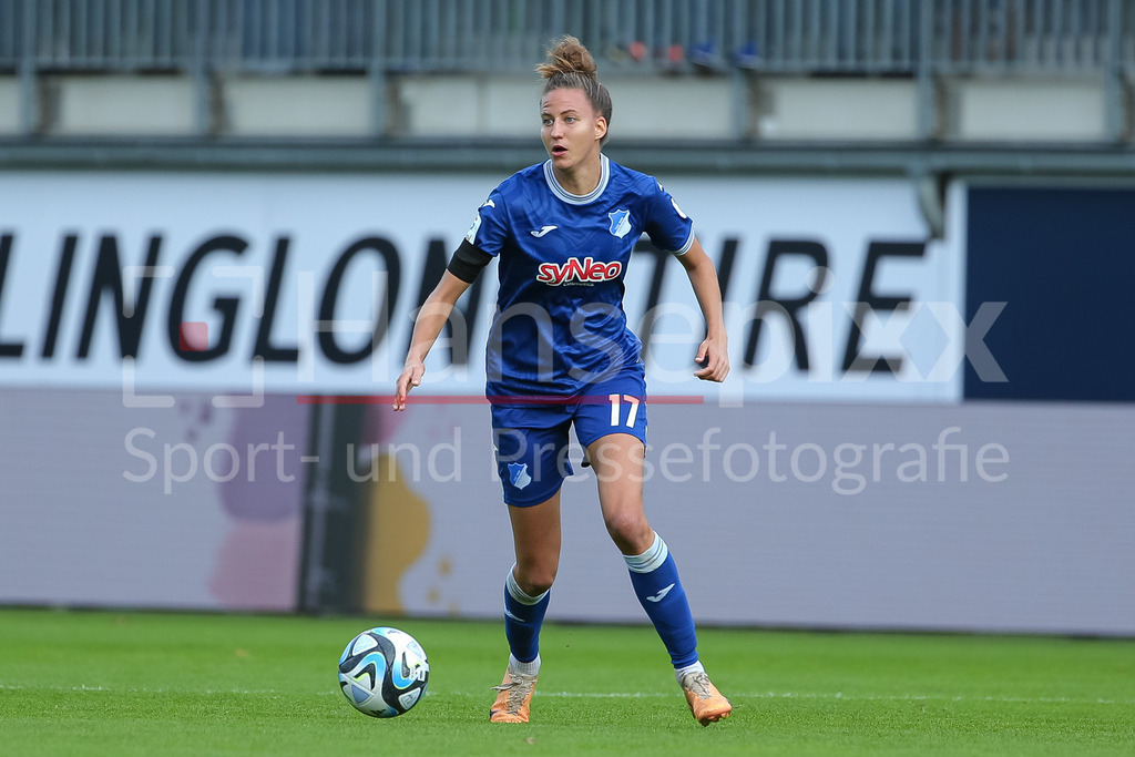 Fussball, Google Pixel Frauen-Bundesliga, VfL Wolfsburg - TSG 1899 Hoffenheim | v.li.: Franziska Harsch (TSG 1899 Hoffenheim, 17) am Ball, Freisteller, Einzelbild, Ganzkörper, Aktion, Action, Spielszene, DIE DFB-RICHTLINIEN UNTERSAGEN JEGLICHE NUTZUNG VON FOTOS ALS SEQUENZBILDER UND/ODER VIDEOÄHNLICHE FOTOSTRECKEN. DFB REGULATIONS PROHIBIT ANY USE OF PHOTOGRAPHS AS IMAGE SEQUENCES AND/OR QUASI-VIDEO.