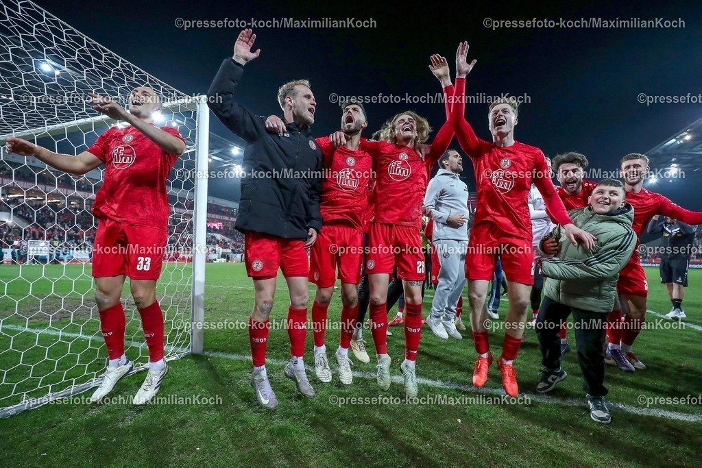 RWE09032501054 | 2025.03.09, Fußball, 3.Liga, Rot-Weiss Essen - SV Waldhof Mannheim, Stadion Hafenstraße, Saison 2024 2025: Abschlussjubel nach dem 1:0 Sieg für RWE.  Die Mannschaft steht jubelnd auf dem Spielfeld und feiert vor den Fans. Tobias Kraulich (RWE #33) Lucas Brumme (RWE #14) Klaus Gjasula (RWE #5) Tom Moustier (RWE #28) Julian Eitschberger (RWE #2)DFB regulations prohibit any use of photographs as image sequences and or quasi-video.