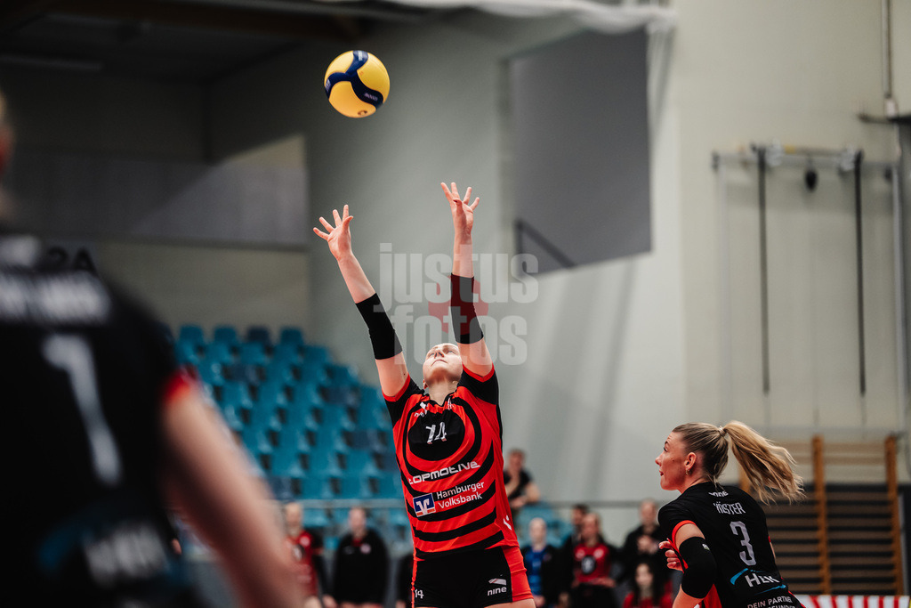 Volleyball | Frauen | Saison 2025/2026 | Volleyball Bundesliga | ETV Hamburger Volksbank Volleys vs. VfB Suhl LOTTO Thüringen | 07.03.2026 | Fiona Dittmann (#14, ETV Hamburger Volksbank Volleys) spielt den Ball
