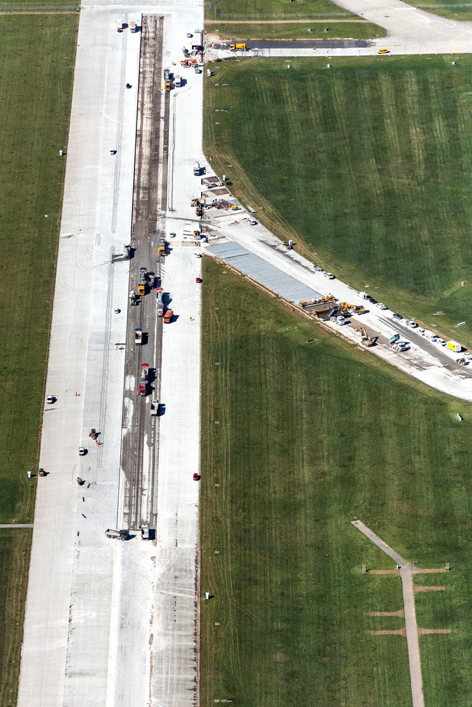 dr__0050975.jpg | STUTTGART 22.04.2020 Start- und Landebahnen mit Rollwegen Hangaranlagen und Terminals auf dem Gelände des Flughafen Stuttgart, Erneuerung des Start- und Landebahn Belag in Stuttgart im Bundesland Baden-Württemberg, Deutschland. // Runway with hangar taxiways and terminals on the grounds of the airport Stuttgart, Erneuerung of Start- and Landebahn Belag in Stuttgart in the state Baden-Wuerttemberg, Germany. Foto: Daniel Reiter