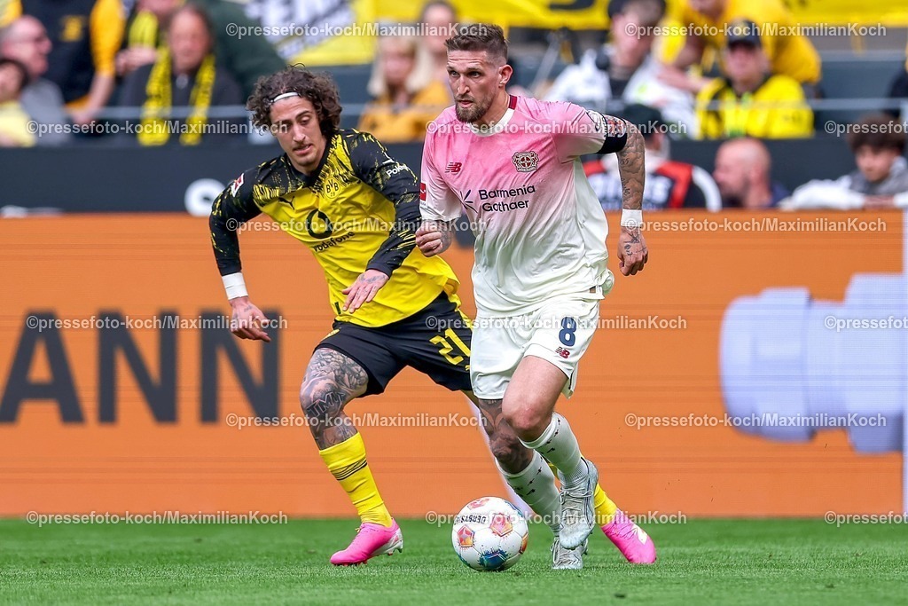 BVB11042601040 | 11.04.2026, Fußball, Borussia Dortmund - Bayer 04 Leverkusen, 1. Fußball Bundesliga, 29. Spieltag, Signal Iduna Park, Saison 2025 2026: Fabio Silva&nbsp;(BVB #21) im Zweikampf gegen  Robert Andrich&nbsp;(Bayer04 Leverkusen #08)  DFB regulations prohibit any use of photographs as image sequences and or quasi-video.